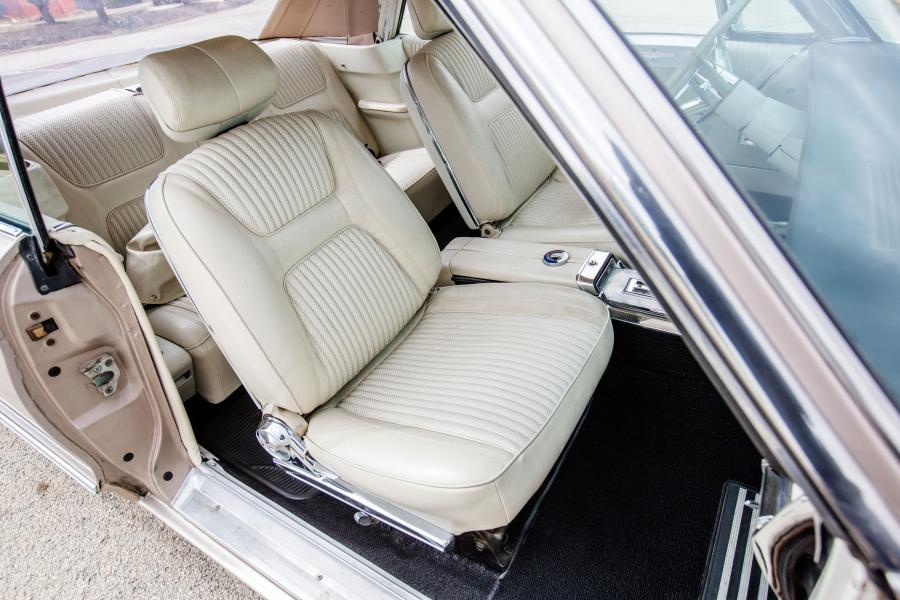 Интерьер Chrysler 300L Convertible (AC2-P C45) 1965 года  (фото 22 из 30)